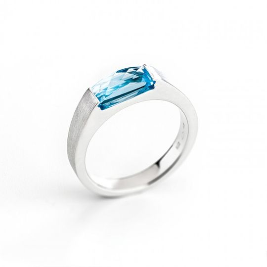 Moderný dámsky prsteň s prírodným modrým topásom v bielom zlate Au 585/000