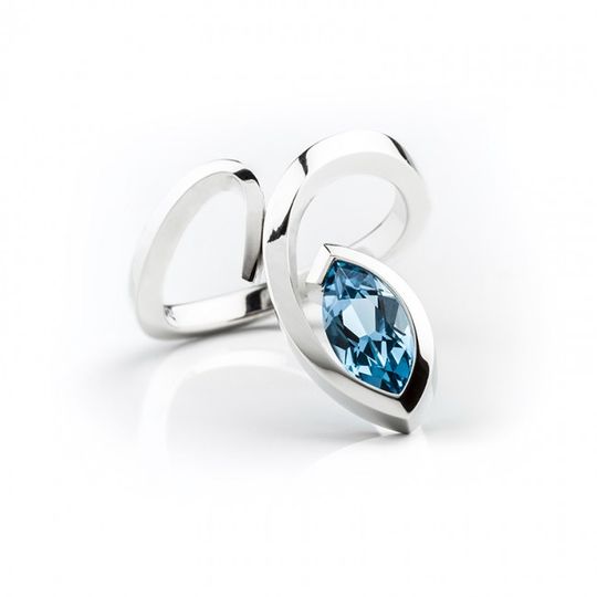 prsteň s prírodným modrým topásom